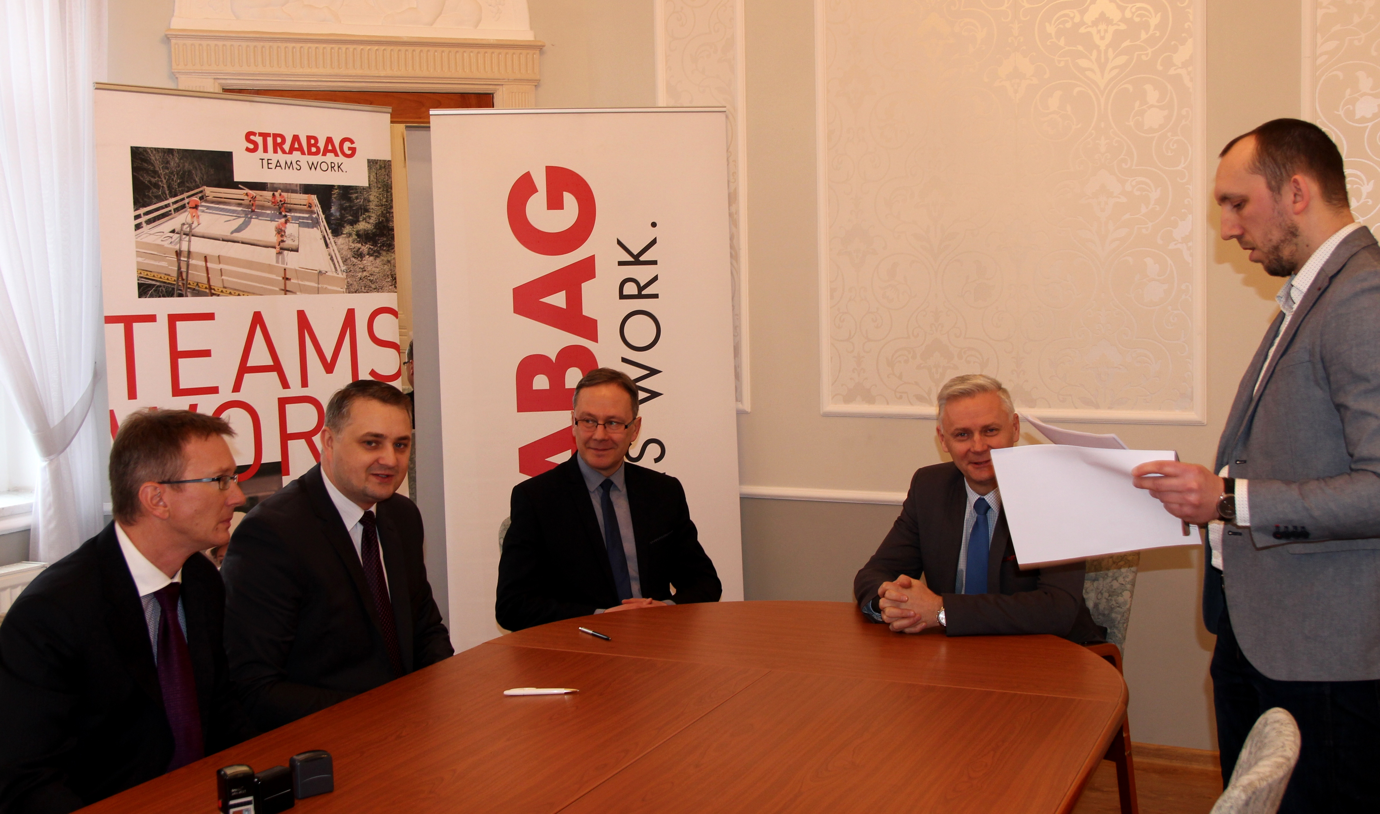koniec sierpnia 2018 r. Janusz Karczyński Naczelnik Wydziału Techniczno-Inwestycyjnego przedłożył stronom do podpisania umowę na budowę integracyjnego węzła komunikacyjnego.