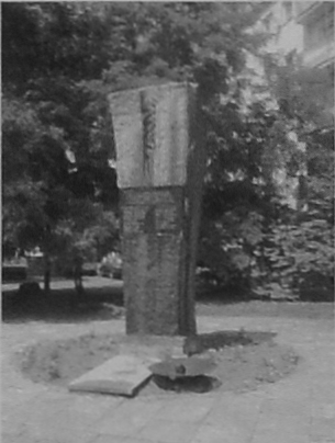 Emanuje z niego majestat historycznych tragedii i dostojeństwa heroizmu czynów zbrojnych. Na cmentarzu spoczywają synowie ziemi wadowickiej, przymusowo wcielani do armii zaborczej.