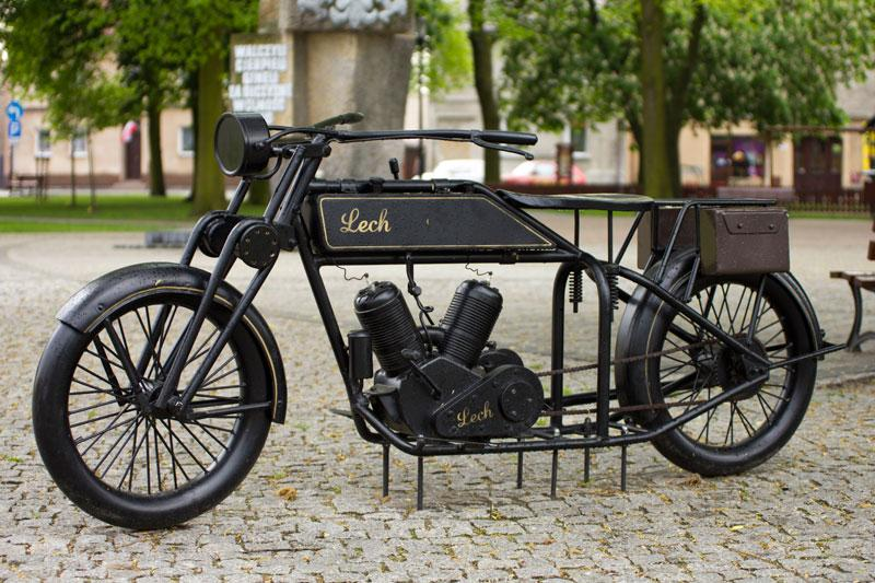 Polskie motocykle okresu przedwojennego Dariusz Woźniak, Leon Kukiełka Streszczenie W artykule przedstawiono typy motocykli produkowanych, bądź składanych w okresie przedwojennym przez polskie