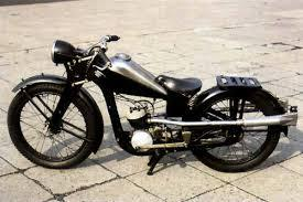 masa własna: 100 kg, prędkość maksymalna: 85 km/h, zużycie paliwa: 3 l/100 km. 6. Motocykle MOJ 130 Pierwsze seryjne motocykle MÓJ- fot. 10 [2] ukazały się w połowie roku 1937.