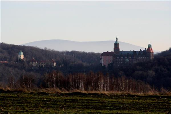 Zamek Książ idziany z drogi do Cisoa Kilka minut później dojedziesz do zabudoań Cisoa.