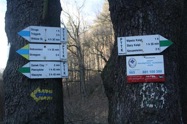 . obronny. samym Otoczony zzamku, Stał 1242 nuk fosą rónież r.