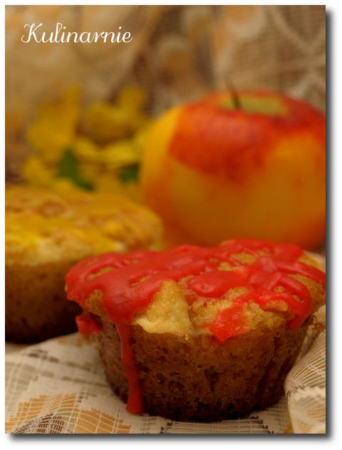 Muffiny waniliowe z jabłkami Pyszne, nie za słodkie muffinki z dodatkiem jabłek, słodkich i aromatycznych, typowo jesiennych.