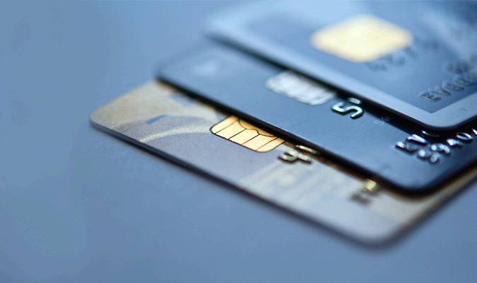 Efektywność w transakcjach związanych z użytkowaniem kart płatniczych 1. Efektywność użytkowania kart płatniczych jest zasadniczo uzależniona od wysokości opłaty dla posiadaczy kart (p B ).