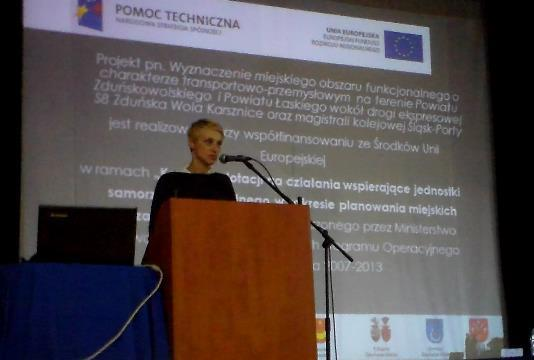 Katarzyna Stanisławska ze Starostwa Powiatowego w Zduńskiej Woli opowiedziała o założeniach projektu, który jest przedmiotem konferencji.