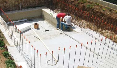 MANUALE KIT PISCINE Łączenie siatek spawanych elektrycznie Baza z betonu Układamy zatem drugą warstwę siatki na pierwszej, oddzielając ją od pierwszej.