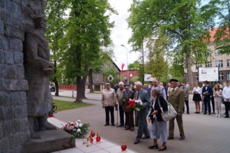 70. ROCZNICA ZAKOŃCZENIA II WOJNY ŚWIATOWEJ 8 maja 2015 r. przed pomnikiem Braterstwa Broni przy ul.