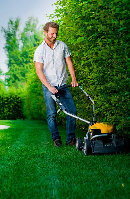 Jeśli potrzebujesz kosiarki, która nie tylko idealnie skosi Twój trawnik, ale również zadba o jego prawidłowy wzrost i nie zajmie przy tym wiele miejsca w ogrodowej szopie, to właśnie ją znalazłeś.