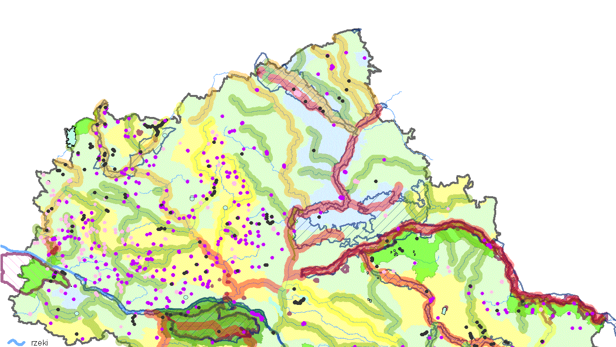 Rys. 3.3. Obiekty wstępnie wyznaczone do modernizacji na tle obszarów chronionych, priorytetów dla rozwoju małej retencji, rzek przewidzianych do udrożnienia i klasyfikacji jakości wód AD 3).