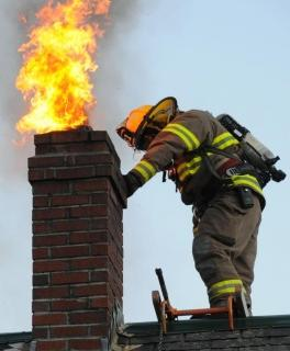 Zagrożenia pożarowe 4/22 Przyczyny pożarów w budynkach: wady/usterki w instalacji elektrycznej przeciążenia instalacji użytkowanie