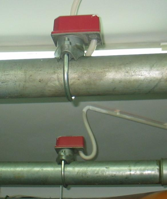 Rodzaj i wielkość instalacji tryskaczowych 35 Instalacje wodne: Jeżeli jedna stacja /stanowisko/ kontrolno alarmowe obsługuje więcej niż jedną kondygnację, to