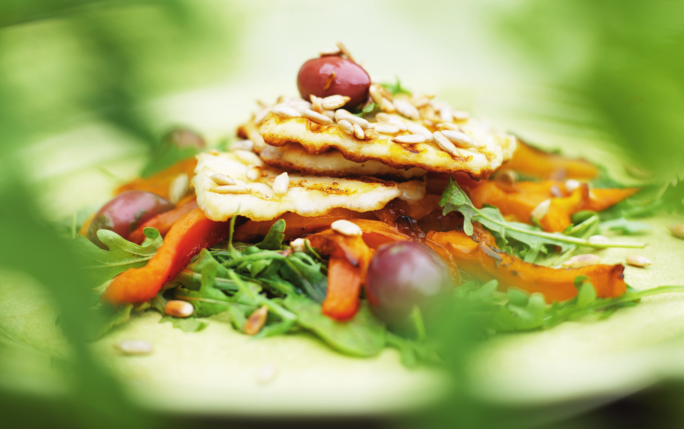 Sałatki, posiłki do zabrania do pracy i przekąski Sałatka z serem Halloumi i grillowaną papryką 4 porcje Połączenie grillowanej papryki i sera ma bardzo delikatny smak!