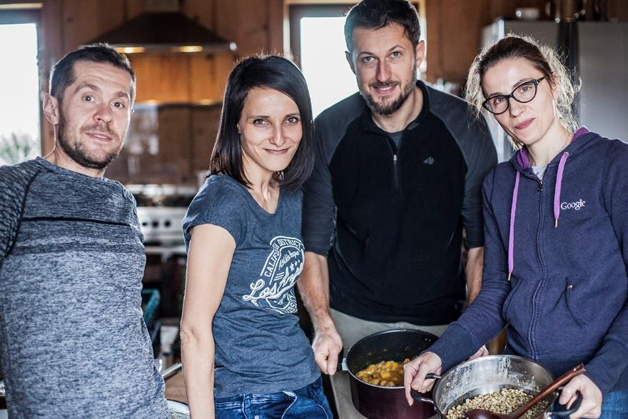 OPIS WARSZTATU Warsztaty łączą w sobie podstawową wiedzą na temat kuchni naturalnej, praktycznych prostych i zdrowych rozwiązań w kuchni oraz są metodą integracji uczestników czy całego zespołu.