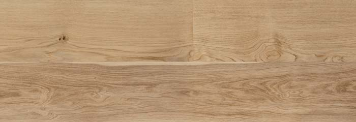 Struktura drewna wyraźnie zaznaczona dzięki procesowi szczotkowania. Podłoga odznacza się dużą zmiennością odcieni pomiędzy deskami.