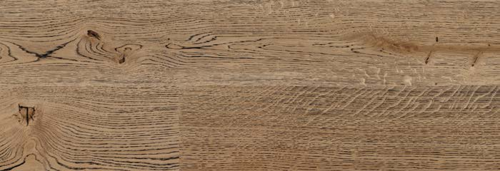 Struktura drewna wyraźnie zaznaczona dzięki procesowi szczotkowania. Powierzchnia z charakterystycznymi dla jesionu małymi sękami.