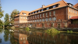 Loewena, czyli dom podcieniowy z 1802 r. Drogą szutrową warto podjechać bliżej i przyjrzeć się detalom wystawki wspieranej przez 8 kolumn z głowicami jońskimi, naszczytnikom i rzeźbionym drzwiom.