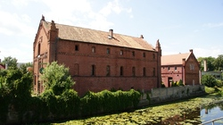 św. Barbary w Orłowie. na którym zebrano stare nagrobki, w tym mennonickie.