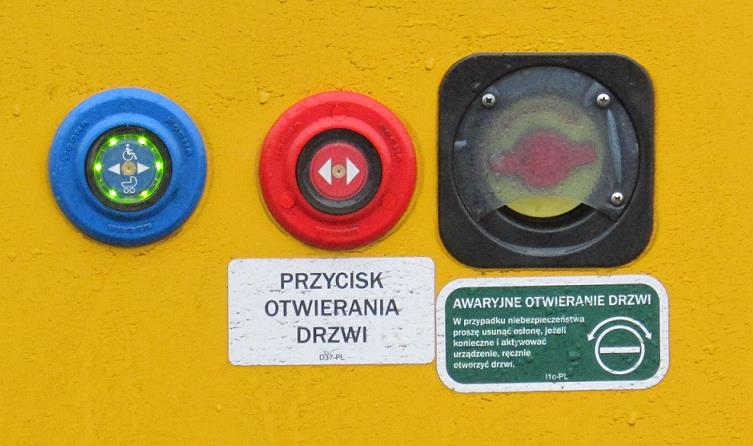 W pojazdach komunikacji miejskiej stosuje się przyciski, które służą do: samodzielnego otwierania drzwi, poinformowania osoby prowadzącej pojazd o tym, że osoba niepełnosprawna chce skorzystać z