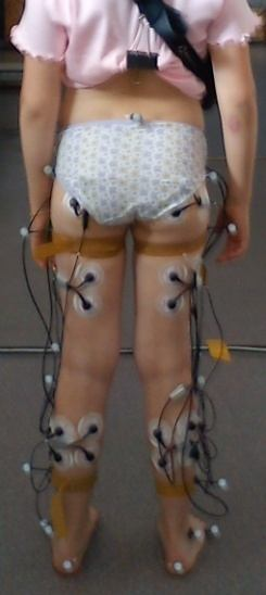 Badania przeprowadzono dla dziecka (chłopca) w wieku 13 lat (wzrost 155 cm, masa 45 kg). Rys. 1. Dziecko z naklejonymi elektrodami Rys.