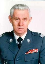 Models of air missions Modele misji lotniczych Prof. Dr hab. inż. Jerzy Lewitowicz. Absolwent Wojskowej Akademii Technicznej i Uniwersytetu Warszawskiego.