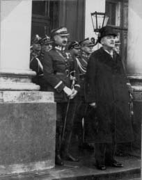 Gabriel Narutowicz na ganku w Belwederze.