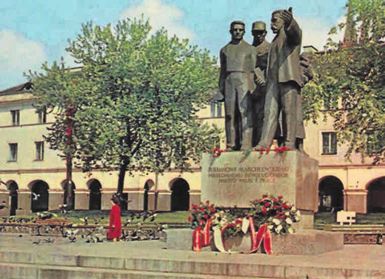 Biało-czerwone maszty z orłami wojskowymi Józef Piłsudski uznawany jest za symbol walki o niepodległość Polski. Marszałek w swoim życiorysie ma również łódzki epizod.