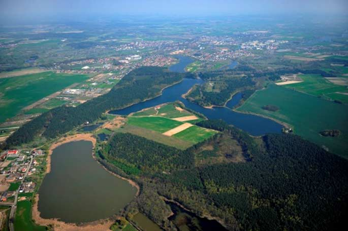 Teren charakteryzuje dobra lokalizacja dla transportu oraz istnieje możliwość budowy bocznicy kolejowej.