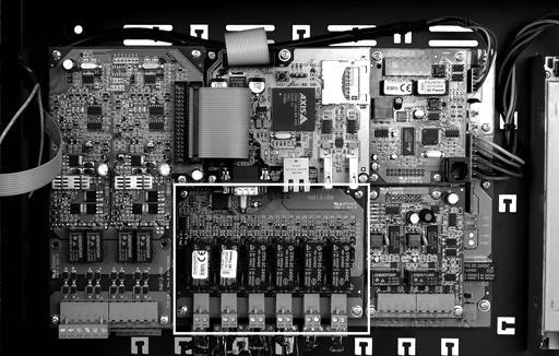 Rysunek 15 - Moduł SmartLoop/INOUT Rysunek 16 - Moduł SmartLoop/INOUT zamontowany na płycie głównej centrali Pakiet montażowy SmartLoop/PSTN zawiera: 4 śruby mocujące 4 słupki dystansowe rezystory i