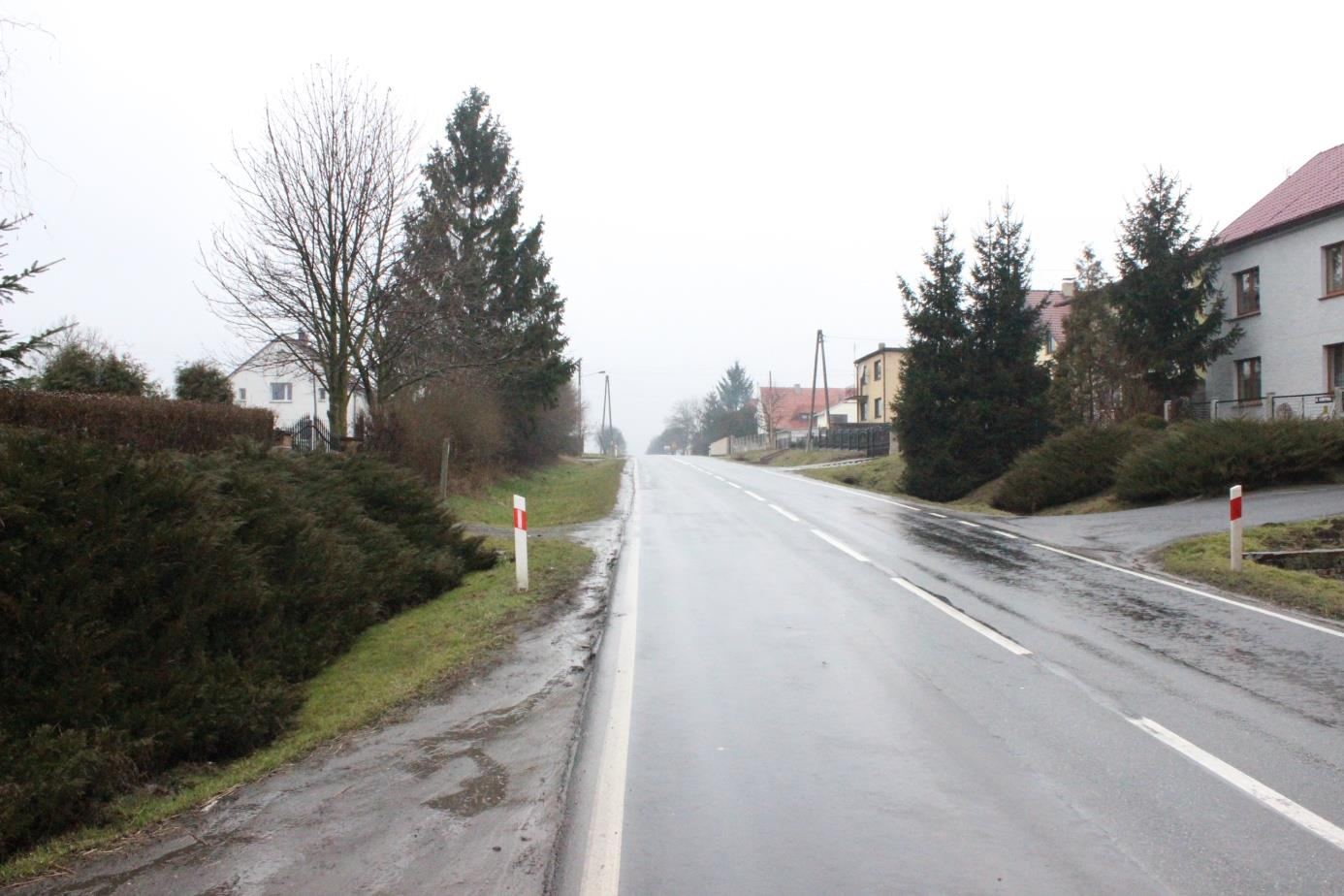 Rysunek 16 Nawierzchnia ścieżki rowerowej w Grobnikach Trasa rowerowa Południowe kresy powiatu to trasa o długości 57 km, dominują na niej głównie drogi publiczne oraz skrzyżowania.