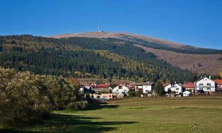 Z miejscowości Pohorela podejście ponad 700 m na główną grań, skąd pięknymi halami na wschód do szczytu Kralowej holi.