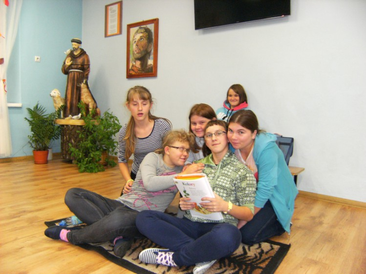 Promyk, nr IV Str. 3 Świat książki Biblioteka Biblioteka to miejsce niezwykłe dla każdego czytelnika. To zaczarowany świat książek, skarbnica wiedzy i mądrości, relaks, przygoda, cisza.