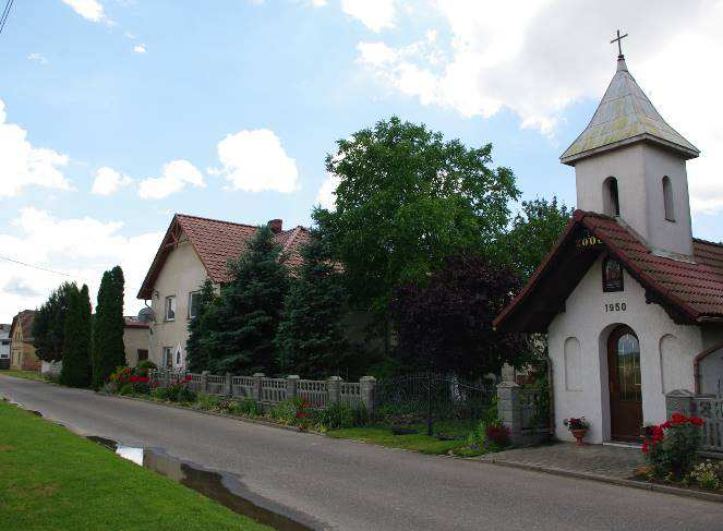 Nowy Dwór Prudnicki Wieś Nowy Dwór położona jest około 5 km na północ od Głogówka. Nazwa pochodzi od słowa "dwór", co oznaczało majątek rolny lub folwark.