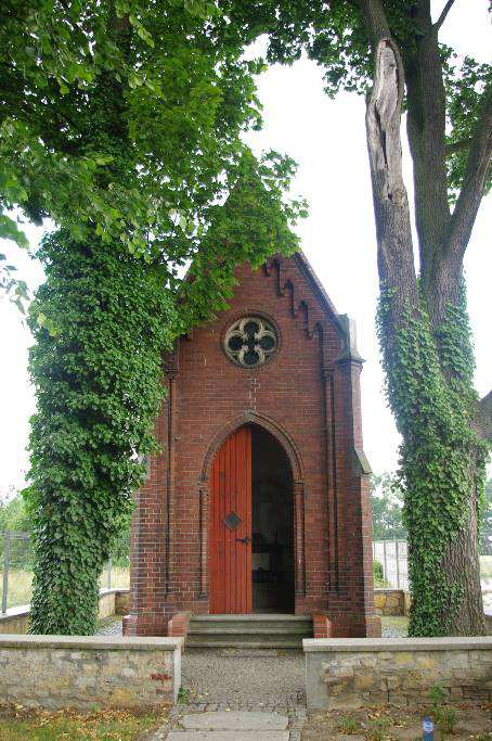 Na skraju parku zlokalizowana jest kaplica grobowa zarządy folwarku rodziny Gädecke. Zbudowana w 3 ć.w. XIX w.