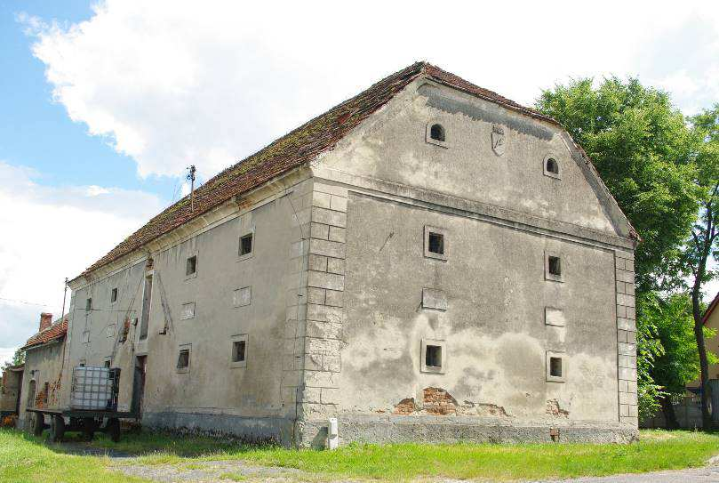 Gminny program opieki nad zabytkami Gminy Krapkowice na lata 2016-2019 się one we wsi Kórnica i Ściborowice Jarczowice. Folwarki tworzą zabudowę skupioną wokół czworobocznego majdanu.