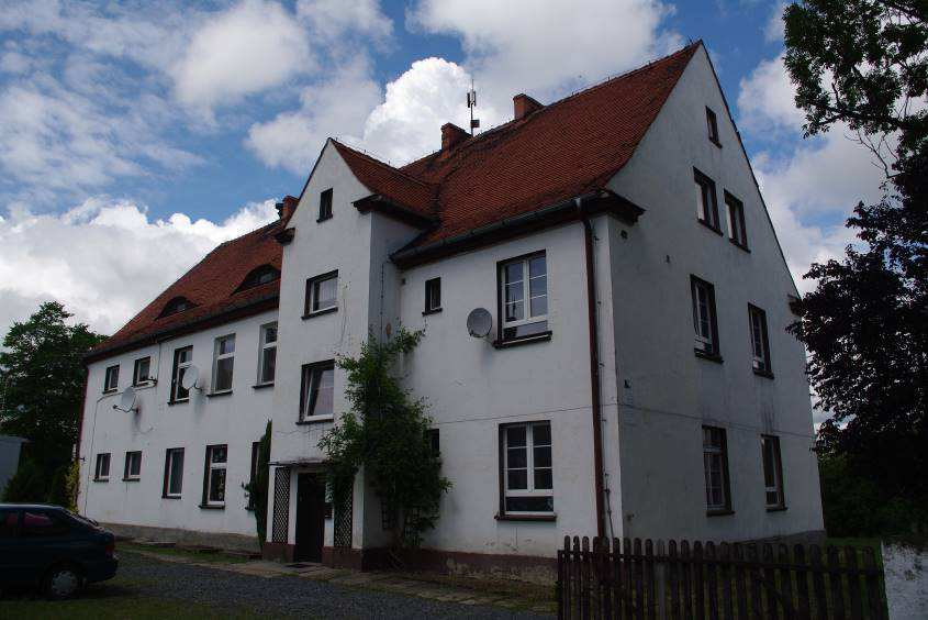 zachowała się także dawna szkoła końca XIX w. murowana z czerwonej cegły (nietynkowana).