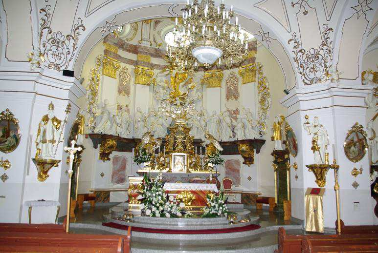 Oprócz zabytków zgromadzonych w kościele w Krapkowicach, wymienić należy kościół w Otmęcie, gdzie w kuchcie nowej części kościoła zachowano służki i wsporniki kamienne o skromnej dekoracji roślinnej