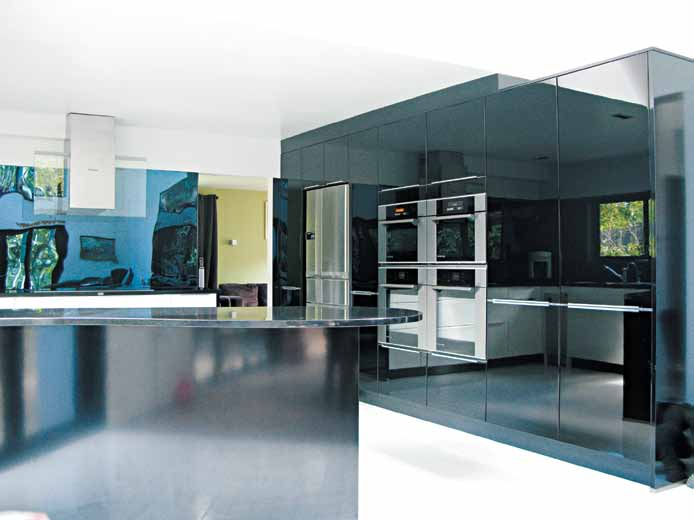 Kuchnia pełna przestrzeni ZdjęciE: DE Dietrich Kompozycja materiałów użytych do wykończenia kuchni fakturą i kolorystyką powinna nawiązywać do elementów obecnych w sąsiednich wnętrzach i