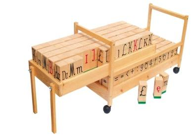 1.7 Klocki duże drewniane do demonstrowania i zabawy Drewniany wózek z klockami z: literami (litera