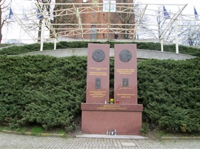 Wykonawcą pomnika jest Zenon Cielma. Poświęcenia pomnika dokonał dnia 1 czerwca 2009 roku arcybiskup Henryk Muszyński, który był jego pomysłodawcą.