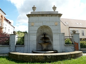 czerpali wodę. W XIX wieku zdrój otrzymał klasycystyczną formę, którą możemy podziwiać do dziś. Powstała wówczas oryginalna fontanna, w której woda spływa kaskadą do czterech kamiennych muszli.