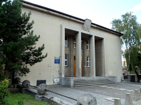 Pośród nich stoi modernistyczny budynek noszący numer 11. Wspomniany obiekt powstał w latach 1937-1938 i był siedzibą Muzeum Arcybiskupiego.