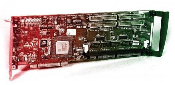 Szybkie i niezawodne Źródło wydajności - typowy kontroler RAID, na zdjęciu - firmy Adaptec, z wieloma kanałami i własnym procesorem.