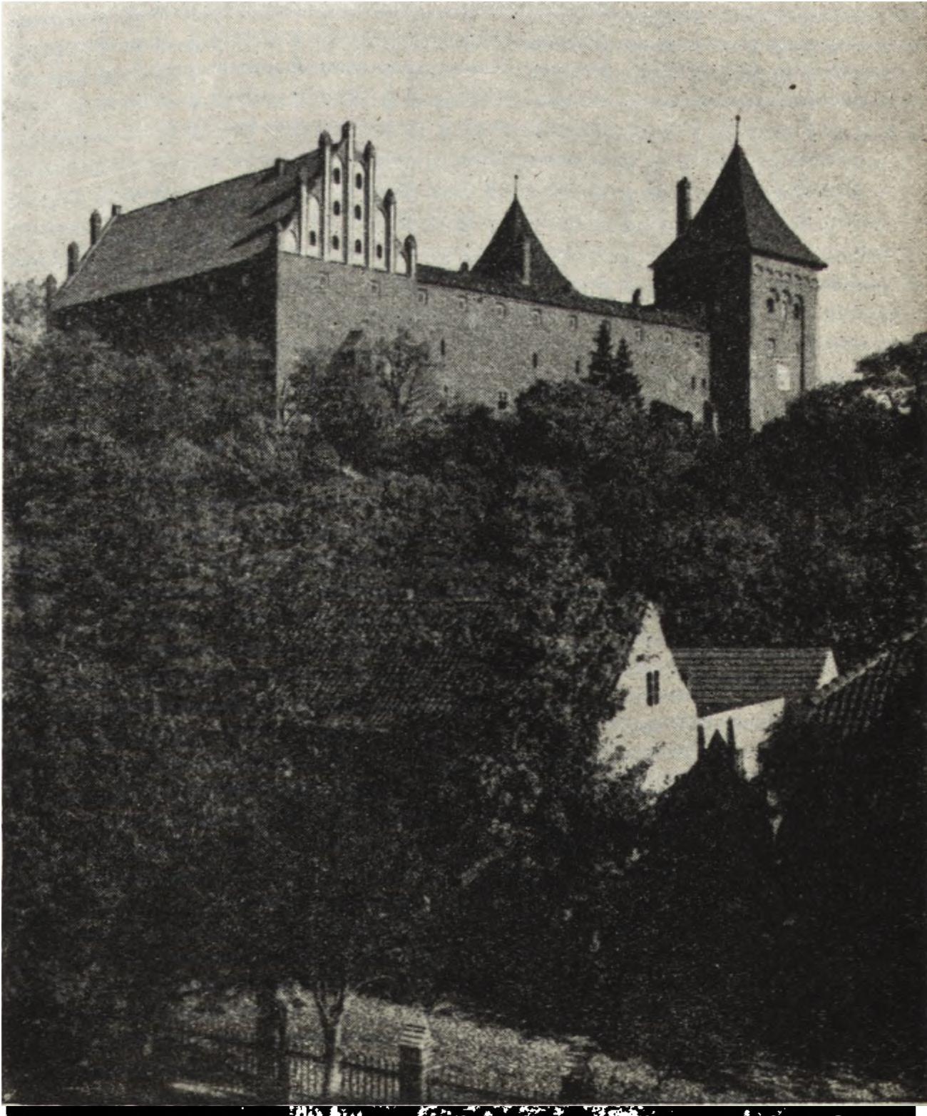 A przecież obiekt zabytkowy to taki sam budynek jak inny. Posiada tylko dodatkową cechę wartość historyczną, czy architektoniczną.