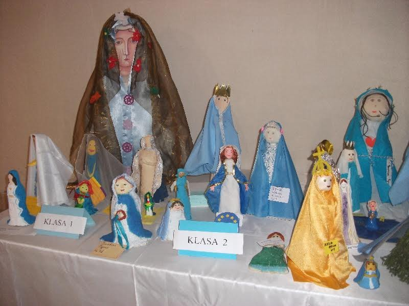 PAŹDZIERNIKOWY KONKURS Pod koniec września br katecheci z PSP 7 ogłosili w szkole konkurs na najpiękniej wykonaną przestrzenną figurkę Matki Bożej z dowolnych