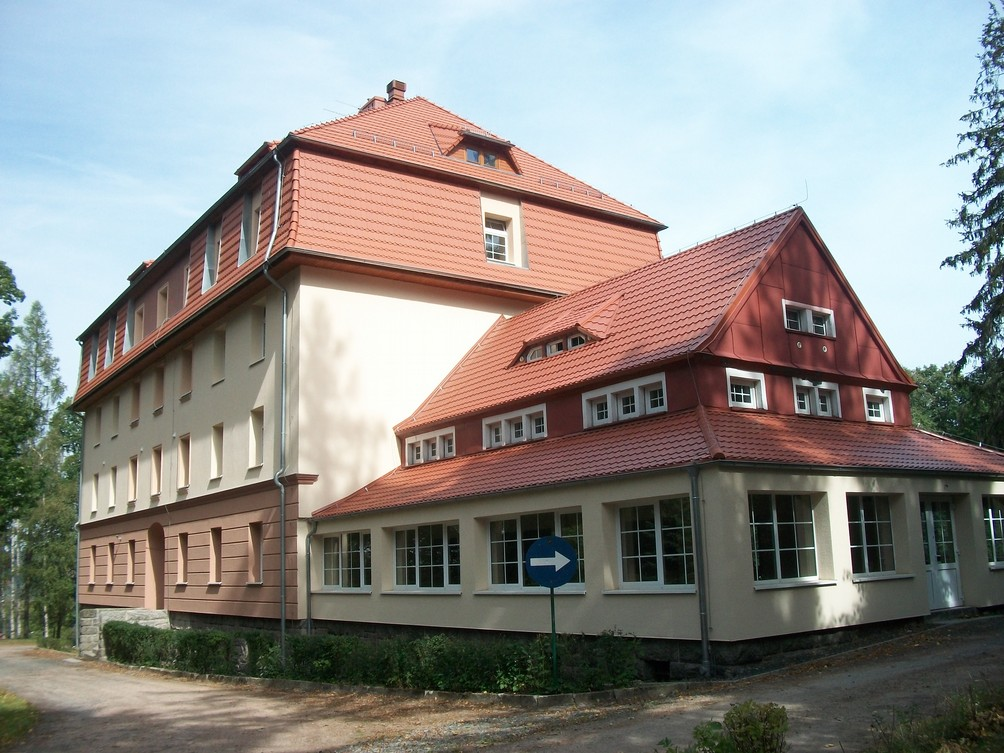 4. Sanatorium dla kolejarzy zostało otwarte w latach 30. XX wieku. Obok obiektu założono park, oraz uruchomiono przystanek kolejowy z wiatą.