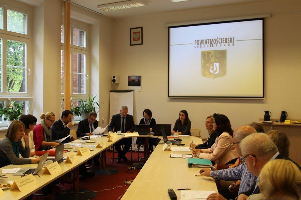 przedsiębiorcy, prezentowali przed członkami Komisji koncepcję zawierającą wizję rozwoju szkolnictwa zawodowego i kształcenia ustawicznego w Powiecie Kościerskim w perspektywie do 2020 roku.