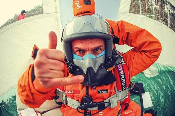 ZDOBYWCY STRATOSFERY 2015-02-27 Z operatorem Jednostki Wojskowej GROM o przygotowaniach do najważniejszego skoku w życiu i 10-kilometrowym locie w dół z zamkniętym spadochronem rozmawia Ewa Korsak.