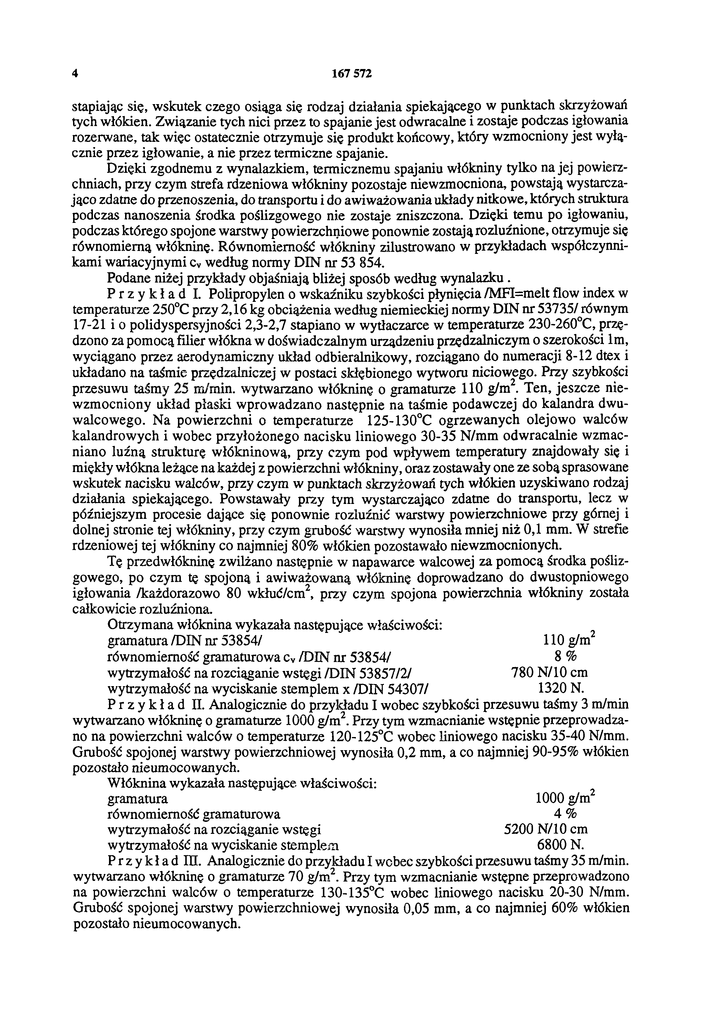 4 167 572 stapiając się, wskutek czego osiąga się rodzaj działania spiekającego w punktach skrzyżowań tych włókien.