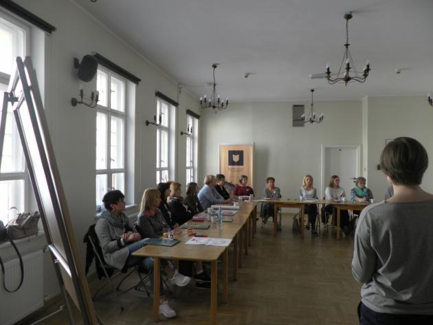 młodzieży pomagające rozbudzać w młodych użytkownikach biblioteki