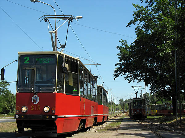 Toruńskie tramwaje wjeżdżają na nowy tor Mirosław Czerliński zarówno ich linie dzienne Takim zdaniem można podsumować zmiany w sieci tramwajowej, które wejdą w życie 16 stycznia 2007 roku.